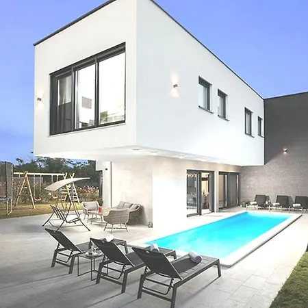 Villa S 5 Spavacih Soba I Pogledom Na Na Najboljoj Lokaciji Medulin